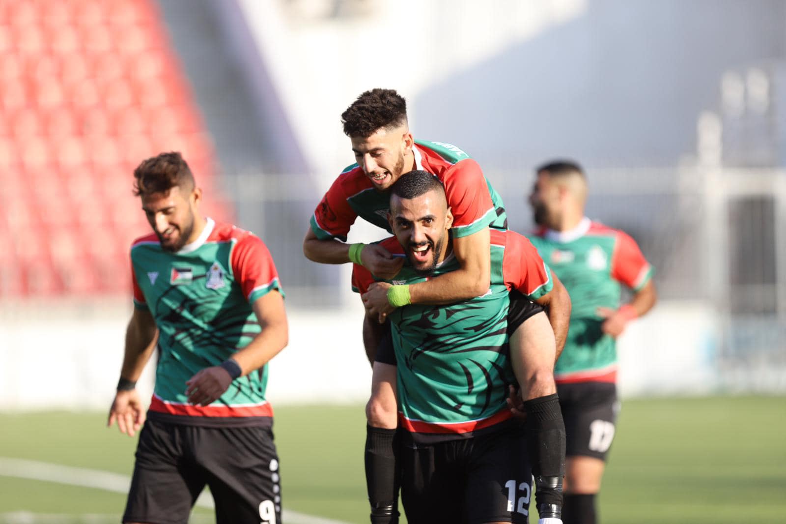 فرحة لاعبي المكبر بهدف السبق